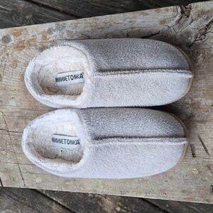 MINNETONKA  Slippers.  Gray.  Sherpa Lined. Ladies Size 8M. Good Condition.